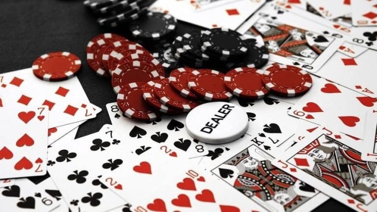 Lucky Panda Sportsbook Myanmar ကစားသမား ဘောလုံး Live Bet ချနေသောမြင်ကွင်း